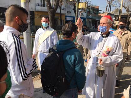 El cardenal Mario Poli bendice a los fieles en San Cayetano