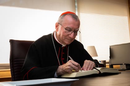 El cardenal Pietro Parolin nació en Schiavon, en la provincia y diócesis de Vicenza, en el norte de Italia, hijo de un gerente de una ferretería y una maestra de escuela primaria, ambos católicos practicantes. SOCIEDAD Maricel Blanch - Europa Press