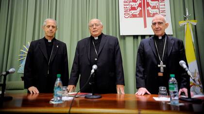 El cardenal Poli, el arzobispo Arancedo y el obispo Malfa, en la presentación del documento sobre el Bicentenario