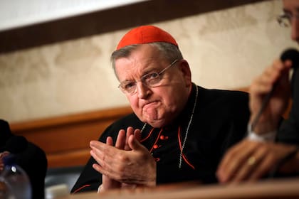 El cardenal Raymond Burke aplaude durante una conferencia de prensa en Roma, en 2018