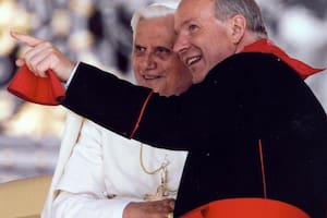 Un cardenal cercano a Benedicto XVI criticó las memorias del secretario del papa emérito