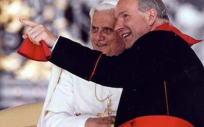 El cardenal Schönborn junto a Benedicto XVI.