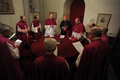 El cardenal Tarcisio Bertone (centro) encabezó anteayer, en Castel Gandolfo, el inicio de la sucesión