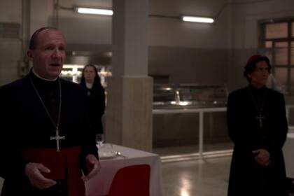 El cardenal Thomas Lawrence (Ralph Fiennes), la hermana Agnes (Isabella Rossellini) y el cardenal Benítez (Carlos Diehz) en una escena de Cónclave (Foto: IMDb)
