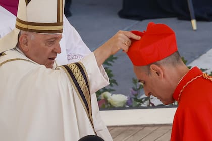 El cardenal Víctor Manuel "Tucho" Fernández, prefecto del Dicasterio para la Doctrina de la Fe, recibe su birreta de manos de Francisco mientras es elevado en la Plaza de San Pedro en el Vaticano, el sábado 30 de septiembre de 2023