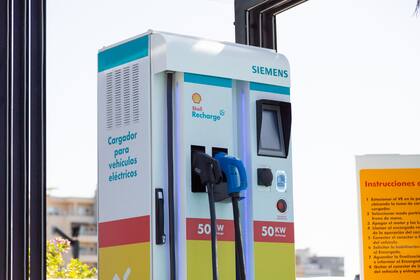 El cargador tiene una potencia de 50 kW que, según el tipo de vehículo que abastezca, puede brindar una autonomía de 100 kilómetros con 30 minutos de carga