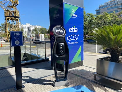 El cargador ubicado en el ingreso al Hotel Hilton Buenos Aires es el último inaugurado hasta la fecha