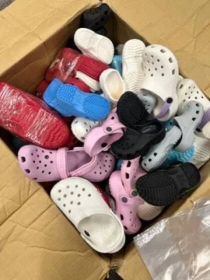 El cargamento de crocs falsificadas que interceptó la CBP