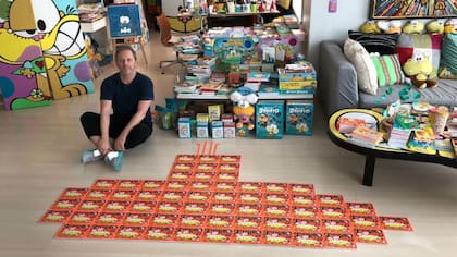 El caricaturista Nik junto a algunas de sus creaciones