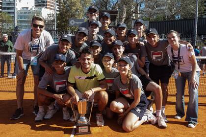 El carisma del nuevejuliense Navone: tras conquistar el último Challenger de Buenos Aires, celebrando con los alcanzapelotas