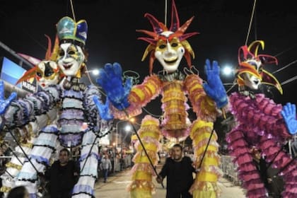 El Carnaval de Lincoln es uno de los más destacados de la provincia de Buenos Aires por sus característicos muñecos de cartapesta