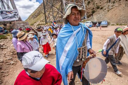 Banderas argentinas, quenas y bombos para cantar y darle vida al carnaval