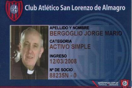 El carnet de Jorge Bergoglio como socio del Club San Lorenzo con el número 88 delante (Fuente: Archivo)