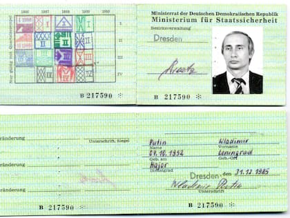 El carnet de Putin que le permitía ingresar libremente en la Stasi (red X)