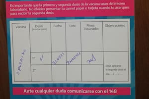 El carnet de uno de los vacunados que acercó su denuncia al equipo de La Cornisa.