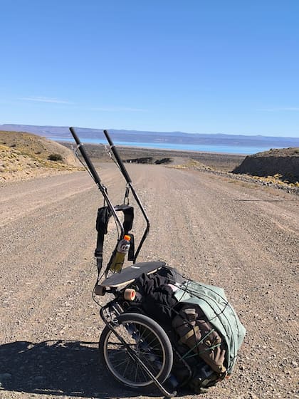 El carrito en los "73 malditos", un tramo de la ruta nacional 40 en Santa Cruz en el cual los accidentes son frecuentes por el mal estado de la ruta; al fondo, el lago Cardiel