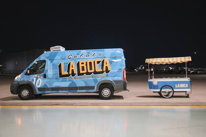 El carrito heladero es tirado por un camioncito y mucho reaprtos llegan en el auto albiceleste.