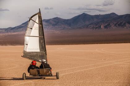 El carro a vela puede ser individual o doble y alcanza velocidades superiores a los 110 km por hora.