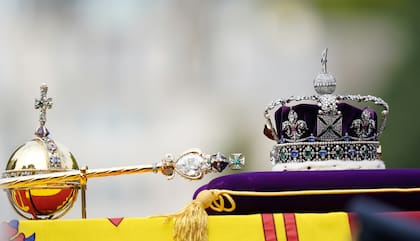El Carro de Armas de Estado transporta el féretro de la Reina Isabel II, ataviado con el Estandarte Real con la Corona Imperial de Estado y el orbe y cetro de la Soberana, en la Procesión Ceremonial que sigue a su Funeral de Estado en la Abadía de Westminster