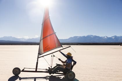 El carrovelismo es una de las actividades que se practica en los alrededores de Barreal, a pura adrenalina.