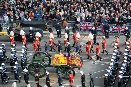 El Carruaje de Armas de Estado lleva el ataúd de la reina Isabel II después del Funeral de Estado de la Reina en Londres el 19 de septiembre de 2022. 