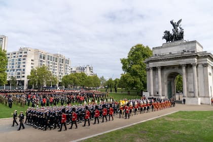 El carruaje que lleva el féretro de la Reina Isabel II pasa por el Arco de Wellington