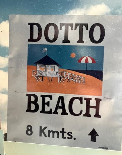 El cartel a orillas de la ruta 10, en la zona de La Juanita, que indicaba que aún faltaban 8 kilómetros para la Dotto Beach. Solo para colocar el cartel, Pancho compró un terreno por el que pagó 8 mil dólares