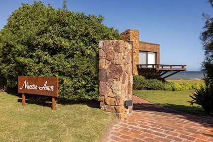 El cartel con el nombre de su refugio esteño: "Nuestro Amor".