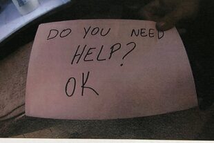 El cartel con el que la camarera le preguntó al chico si necesitaba ayuda