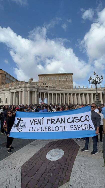 El cartel con la leyenda "Vení Francisco. Tu pueblo te espera"