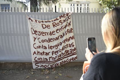 El cartel con las amenazas contra periodistas de Rosario apareció en la puerta de canal 5 de Rosario.