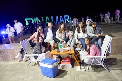 El cartel con las letras de Pinamar, iluminado y con el mar de fondo, funcionó como punto de referencia