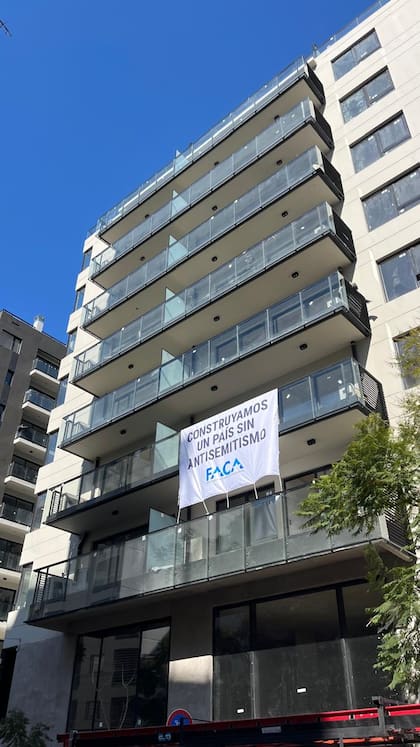 El cartel contra el antisemitismo en una obra en construcción de la Ciudad de Buenos Aires. Gentileza: FACA