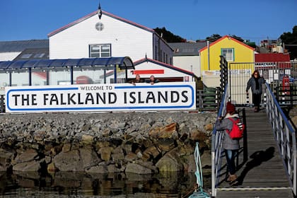 El cartel de &quot;Falkland Islands&quot;, instalado en Puerto Argentino