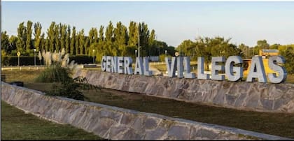 El cartel de bienvenida, en el acceso a la ciudad de General Villegas