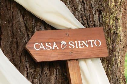El cartel de “Casa-Siento”, un espacio donde los invitados, además de celebrar el amor de Agus y Pampa, podían casarse consigo mismos.