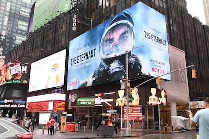 El cartel de El Eternauta en Times Square, en Nueva York