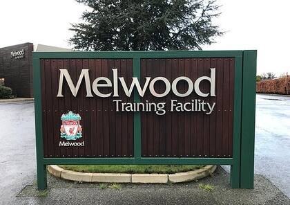 El cartel de entrada del centro de entrenamiento de Melwood. Crédito: Graham Budd Auctions