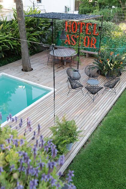 El cartel de Hotel Astor formaba parte de un hotel de alojamiento en Tigre y, tras su demolición, se lo quedaron para restaurarlo e instalarlo en el sector de la pileta, donde aporta el toque inesperado