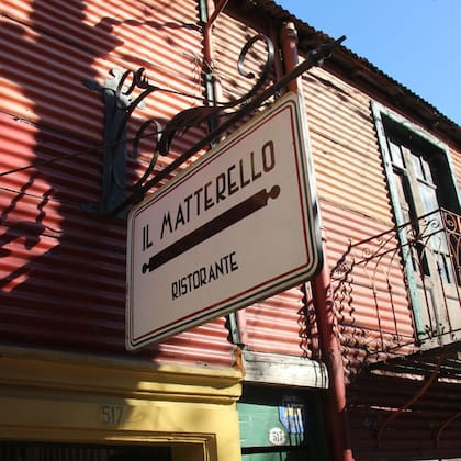 El cartel de la entrada con un dibujo que alude al nombre del restaurante