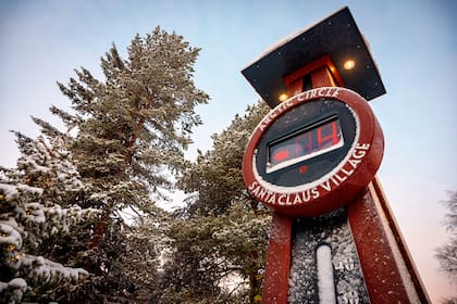 El cartel de la entrada recibe a los visitantes con la temperatura el Polo Norte