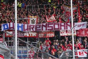 Escándalo en Bayern-Hoffenheim por agravio de los hinchas y un final insólito