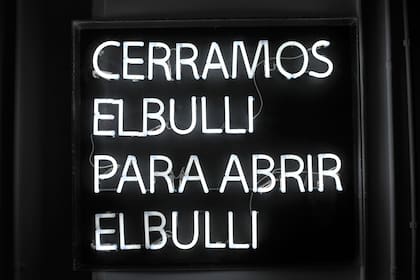 El cartel de Neón colgado luego del cierre del restaurante en 2011