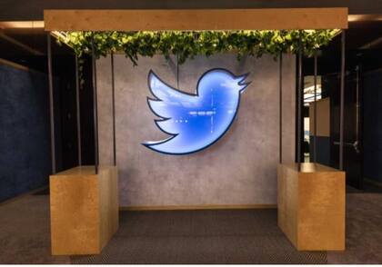 El cartel de neón que se puso a la venta en la subasta de Twitter
