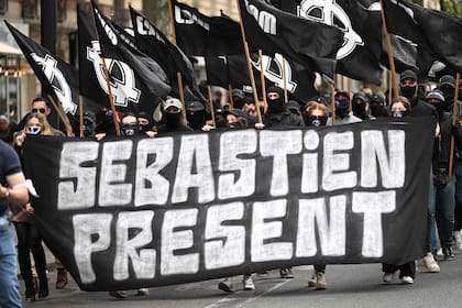 El cartel de "Sebastien present" presidió la marcha del sábado