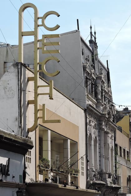 El cartel del Cecil, lo único que perdura, y resiste, del antiguo cine.