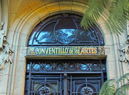 El cartel del Conventillo es fileteado, obra del reconocido Martiniano Arce.