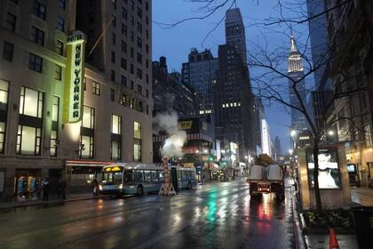 El cartel del Hotel New Yorker brilla al anochecer en Nueva York (Foto AP/Mark Lennihan, Archivo)