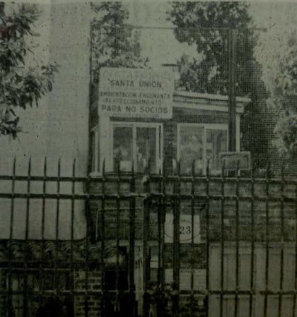 El cartel del natatorio donde apareció el cuerpo de la menor