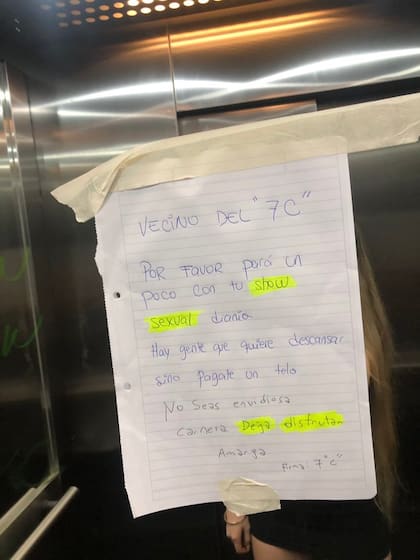 El cartel despertó una ola de comentarios de los internautas, quienes estuvieron a favor y otros en contra del vecino que se quejó